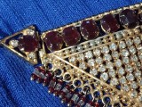 Colier vechi cu pandantiv triangular de culoare aurie.decorat cu pietre si cristale stralucitoare.stare foto,bijuterie vintage