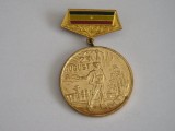 QW9 L 23 - Insigna - tematica comunism Aniverarea eliberarii tarii 23 aug 1984, Romania de la 1950