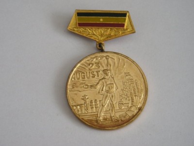 QW9 L 23 - Insigna - tematica comunism Aniverarea eliberarii tarii 23 aug 1984 foto