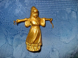 3943-Statuieta mica cantar-Femeie cu cobilita din bronz.