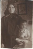 P2984N Femeie cu copil cu jucărie