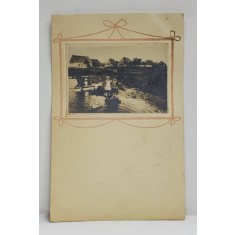 COPII JUCANDU- SE CU VAPORASELE LA MARGINE A UNUI SAT , FOTOGRAFIE PE CARTE POSTALA , CLASICA