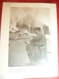 Fotografie ww2 tiparita -Reporter german in mijlocul strazilor incendiate ,dim