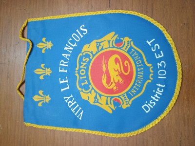 fanion Splendid matase LIONS INTERNATIONAL CLUB DISTRICT 103 FRANTA foto