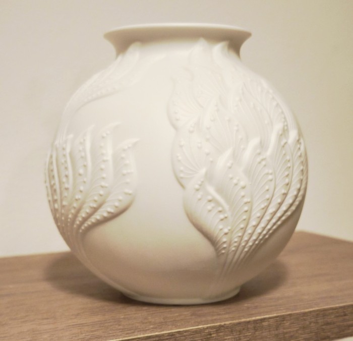 Vaza vintage, portelan mat biscuit, Kaiser, designer Mikaela Frey