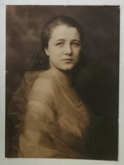 TANARA CU VOAL , FOTOGRAFIE IN STUDIO , PERIOADA INTERBELICA