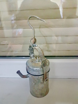 D232-Lampa miner carbit veche Romania metal. foto