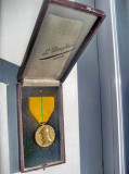 C68-Medalie Regele ALBERTUS REX 1909-1934 VD bronz patinat marcaj meserias.