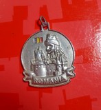 G308-Breloc medallion VLAD TEPES Romania cu Castel metal argintiu stare foarte buna 4,3/ 3,5 cm.