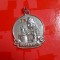 G308-Breloc medallion VLAD TEPES Romania cu Castel metal argintiu stare foarte buna 4,3/ 3,5 cm.