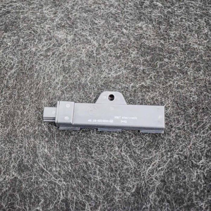 Amplificator de antena BMW 3 F30, F80 2015 OEM: 9220832 3400201
