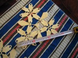 LOT de 2 macrameuri de culoare alba, forma triunghiulara cu latura de 30 cm.