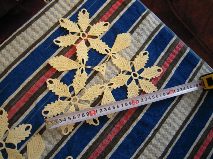 LOT de 2 macrameuri de culoare alba, forma triunghiulara cu latura de 30 cm.