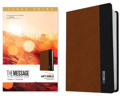 The Message Deluxe Gift Bible, Large Print (Leather-Look, Saddle Tan/Black): The Bible in Contemporary Language foto