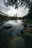 Tablou Canvas, "Reflecția liniștită a toamnei nordice", Lac, Reflecție, Brazi, Nori, Toamnă, St&acirc;nci, Peisaj, Serenitate, Natură, Apă, Răgaz, Pini, Mun
