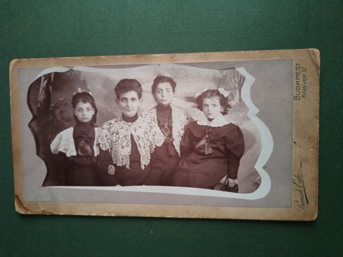 UNGARIA ,fotografie atelier fotografic HELIOS -BUDAPESTA distinsa doamna in tinuta deosebita cu cele trei fiice , anul 1907 .Dimensiuni 16 cm x 11 cm