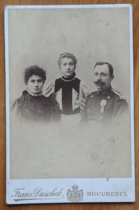 Fotografie militara de cabinet ; Franz Duschek ; Ofiter roman cu familia , 1897