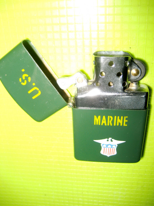 9837-Bricheta vintage US Marine sistem Zippo metal stare buna functionala.