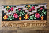 Lucru de mana cusatura in punct kilim / chilim, traversa de sus pentru fereastra sau poate fi si peretar, Maramures / Chioar / Lapus