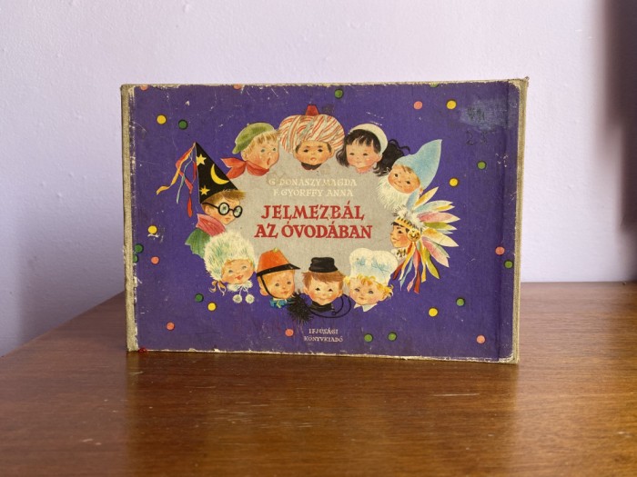 Jelmezb&aacute;l Az &Oacute;vod&aacute;ban, 1962, carte pentru copii &icirc;n limba maghiară