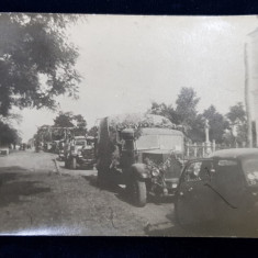 COLOANA DE CAMIOANE SI AUTOMOBILE ACOPERITE CU FLORI , LA PARADA , FOTOGRAFIE TIP CARTE POSTALA , ANII '40