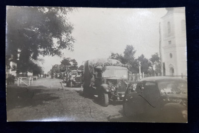 COLOANA DE CAMIOANE SI AUTOMOBILE ACOPERITE CU FLORI , LA PARADA , FOTOGRAFIE TIP CARTE POSTALA , ANII &amp;#039;40 foto