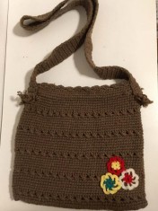 * Poseta crosetata, handmade, tip straita, maro, cu flori, 26x27cm, cu fermoar