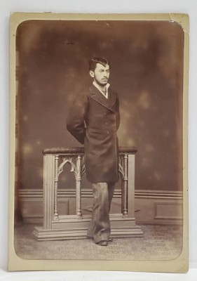 TANAR IN STUDIO , FOTOGRAFIE CABINET , EMBOSATA , A DOUA JUMATATE A SEC. XIX foto