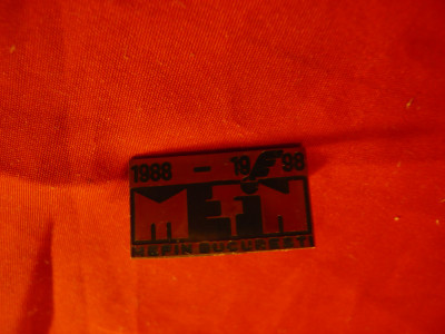 Insigna Intreprinderea MEFIN Bucuresti -10 Ani, metal si email ,L=2,5cm foto