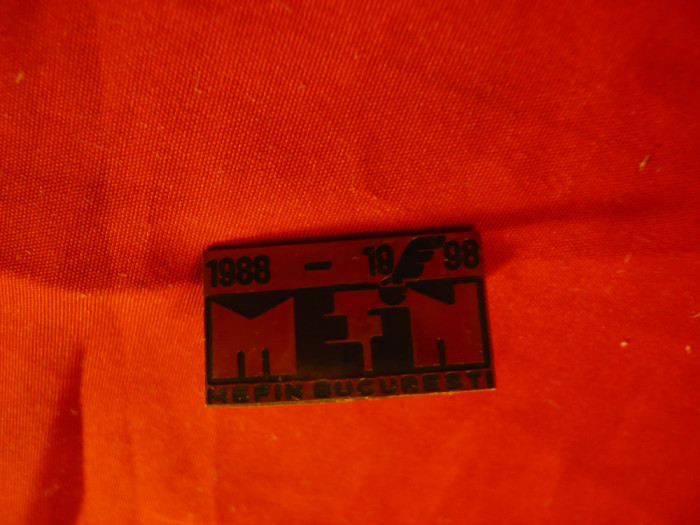 Insigna Intreprinderea MEFIN Bucuresti -10 Ani, metal si email ,L=2,5cm