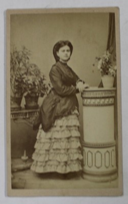 DOAMNA LANGA UN SUPORT PENTRU FLORI , FOTOGRAFIE C.D.V. , SFARSITUL SEC.XIX foto
