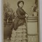 DOAMNA LANGA UN SUPORT PENTRU FLORI , FOTOGRAFIE C.D.V. , SFARSITUL SEC.XIX