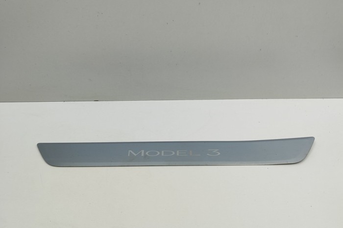 Ornament prag interior dreapta față TESLA MODEL 3 2019 OEM: 1090844-00-C 30483434