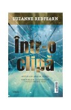 Roman "Intr-o clipa" Suzanne Redfearn Paperback beletristica emotionanta