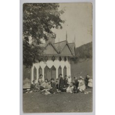 TURISTI LA MUNTE , LANGA UN CHIOSC DE VARA , FOTOGRAFIE TIP CARTE POSTALA , INTERBELICA
