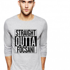 Bluza barbati gri cu text negru - Straight Outta Focsani - XL