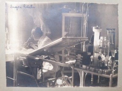 Galati Doctorul Eugen Răutu in laborator foto