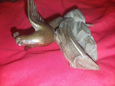 ANTICHITATE-Sculptura pasare(PAUN)pe Creanga-Emblema-Statueta-Emblema retro foto