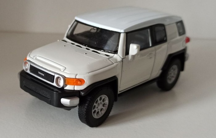 Macheta Toyota FJ Cruiser 2010 alb - Welly 1/36