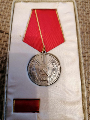 Medalie pentru Merite Deosebite in munca ,RSR 1972 ,bareta ,cutie si legitiamtie foto