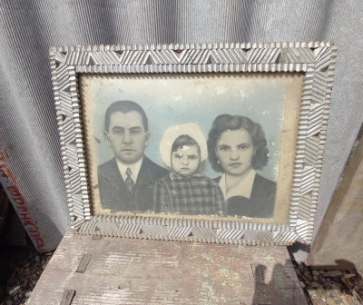 Rama veche din lemn cu fotografie de familie foto