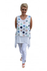 Bluze trendy, asimetrica cu buline, pe fundal alb foto