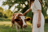 Tablou Canvas, "Nu știu cine este &icirc;n fotografie.", Nu pot identifica persoanele din imagine, dar pot spune că este o scenă liniștită &icirc;ntr-un peisaj ru