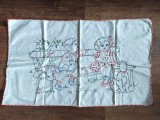 Peretar vechi cusut de mana pe panza alba, cu baiat si fetita pe banca, si un catel, 78cmx45cm