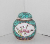 Vas acoperit, ornamental, portelan chinezesc decorat manual, medalion enamel famille verte - Flori de prun - marcat Zhongguo Jingdezhen China