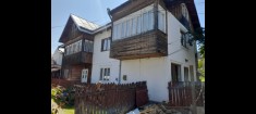 Casă și teren &icirc;n Vatra Dornei, str. 22 Decembrie, nr. 12 (la aproximativ 75 m de piața agro-alimentară). Preț: 100.000 euro. Tel. 0731010470