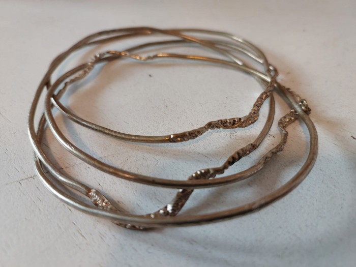 * 4 bratari metalice interconectate, forma deosebita, aspect argintat, vintage
