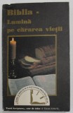 BIBLIA - LUMINA PE CARAREA VIETII de JOHN A. HASH , 1993 * MINIMA UZURA