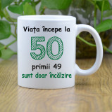 Cană personalizată &quot;Viața &icirc;ncepe la 50...&quot; Alba