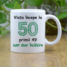 Cană personalizată "Viața începe la 50..." Alba